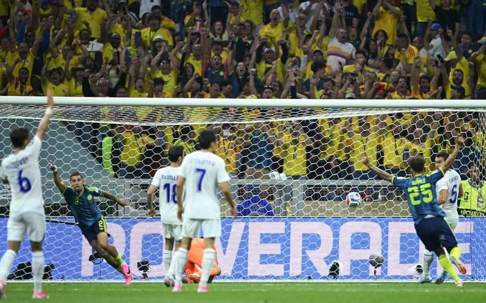Ex-alvo do Flamengo chama atenção em Uzbequistão x Colômbia: 'Queremos'