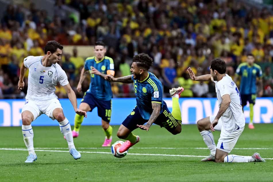 Em jogo com lance inusitado, Colômbia vence o Uzbequistão (Foto: CARL DE SOUZA / AFP)