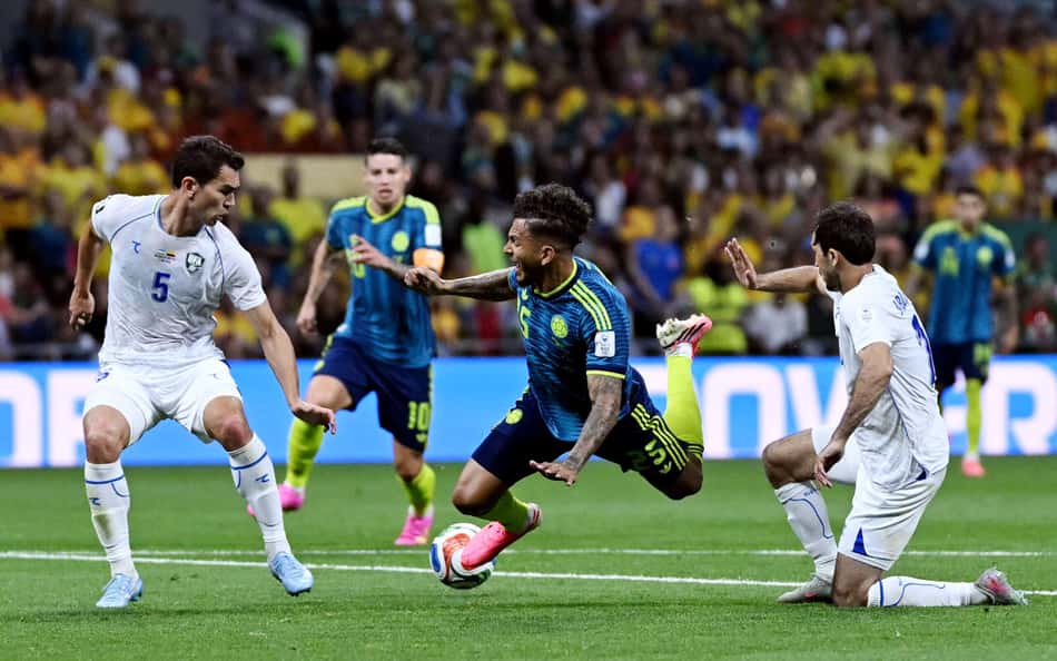 Em jogo com lance inusitado, Colômbia vence o Uzbequistão (Foto: CARL DE SOUZA / AFP)