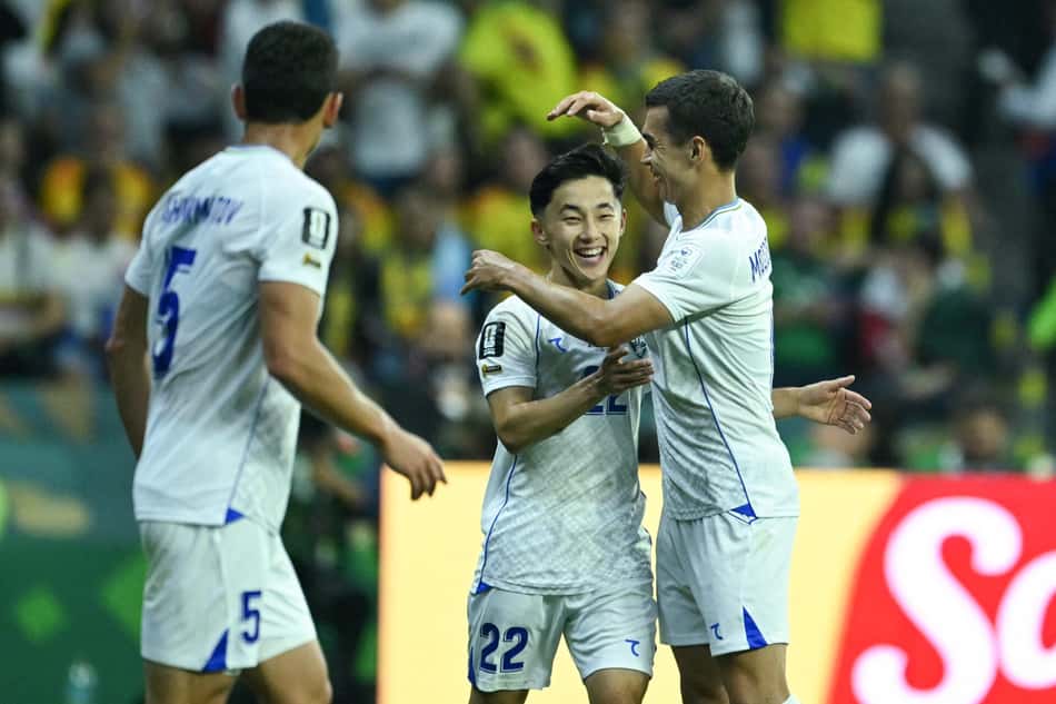 Fayzullaev marcou o primeiro gol da história do Uzbequistão em Copas do Mundo (Foto: Yuri Cortez/AFP)