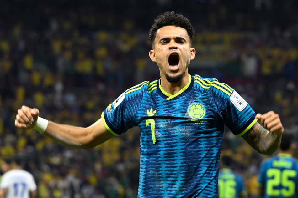 Luis Díaz comemora seu gol na vitória da Colômbia (Foto: Alfredo ESTRELLA / AFP)
