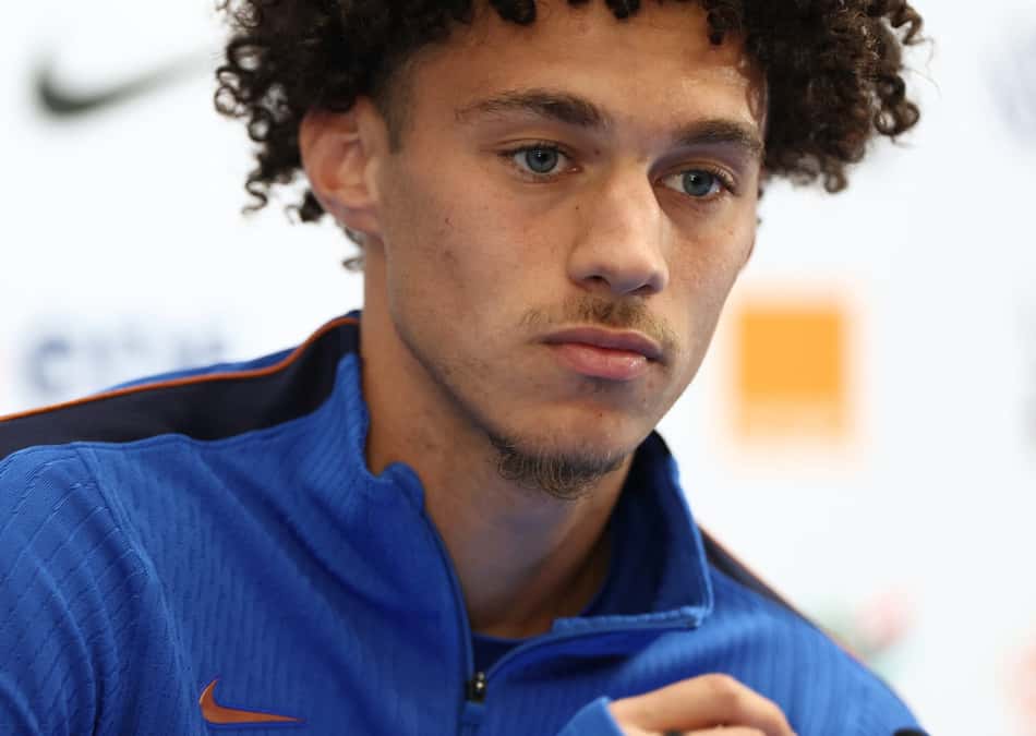 Maghnes Akliouche na coletiva da seleção da França (Foto: FRANCK FIFE / AFP)