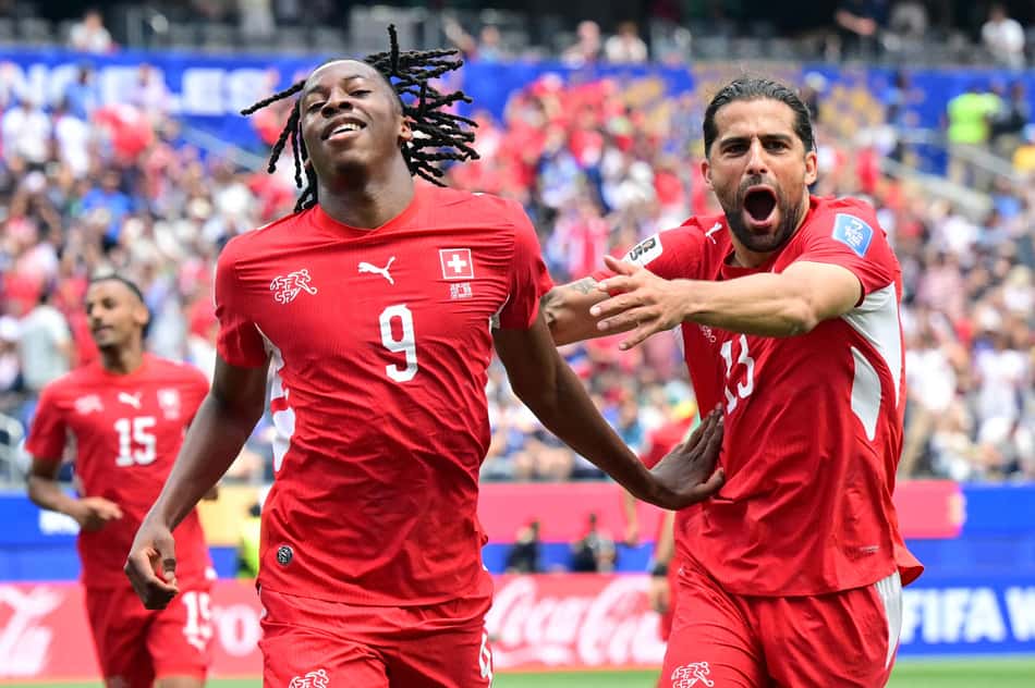 Johan Manzambi comemora o terceiro gol da Suíça na vitória sobre a Bósnia (Foto: FREDERIC J. BROWN / AFP)