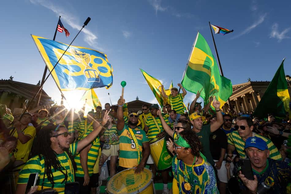 Torcedores fazem festa em frente ao Museu de Arte da Filadélfia antes de Brasil x Haiti pela Copa do Mundo (Foto: ISAIAH VAZQUEZ / GETTY IMAGES)