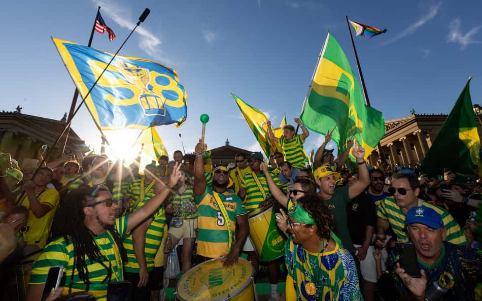 Torcedores fazem festa em frente ao Museu de Arte da Filadélfia antes de Brasil x Haiti pela Copa do Mundo (Foto: ISAIAH VAZQUEZ / GETTY IMAGES)