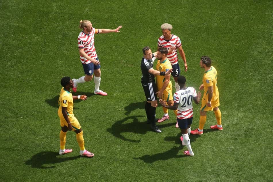O árbitro alemão Felix Zwayer separa um princípio de tumulto entre americanos e australianos em Seattle (Foto: Alex Grimm/Getty Images/AFP)