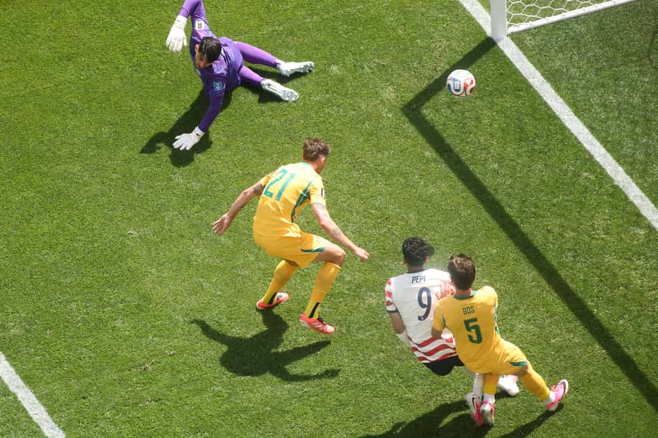 O zagueiro australiano Cameron Burgess desviou para a própria meta ao tentar cortar um cruzamento rasteiro durante a partida contra os Estados Unidos.
