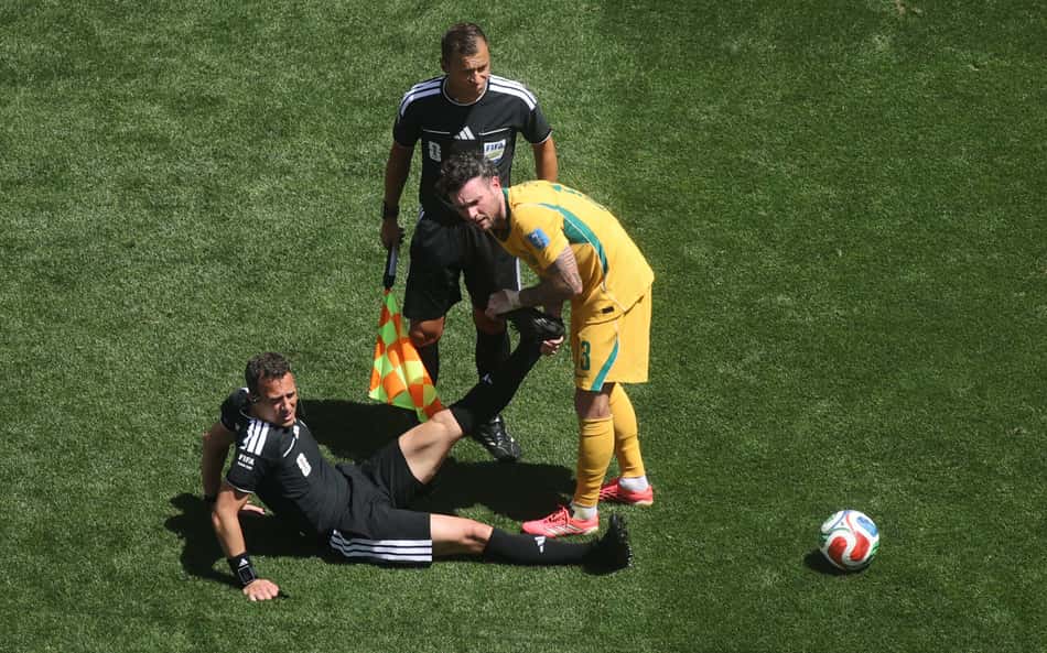 Pode isso? Árbitro sofre com cãibra em EUA x Austrália na Copa