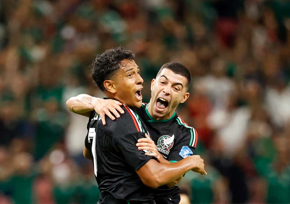 Luis Romo e Erik Lira vibram com gol do México contra a Coreia do Sul 