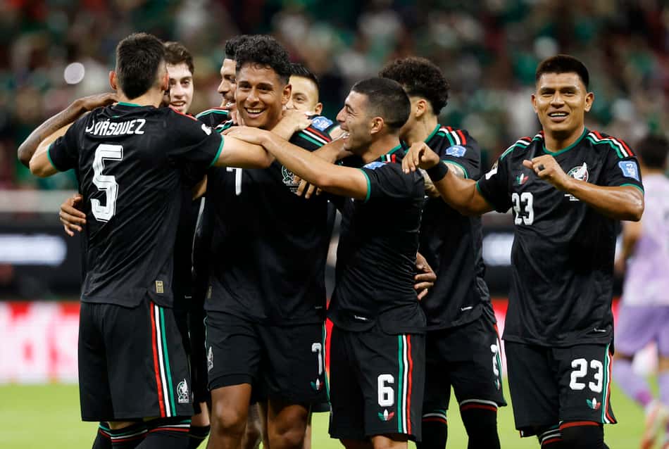 Jogadores do México comemoram, com Luis Romo, o gol contra a Coreia do Sul (Foto: ULISES RUIZ / AFP)