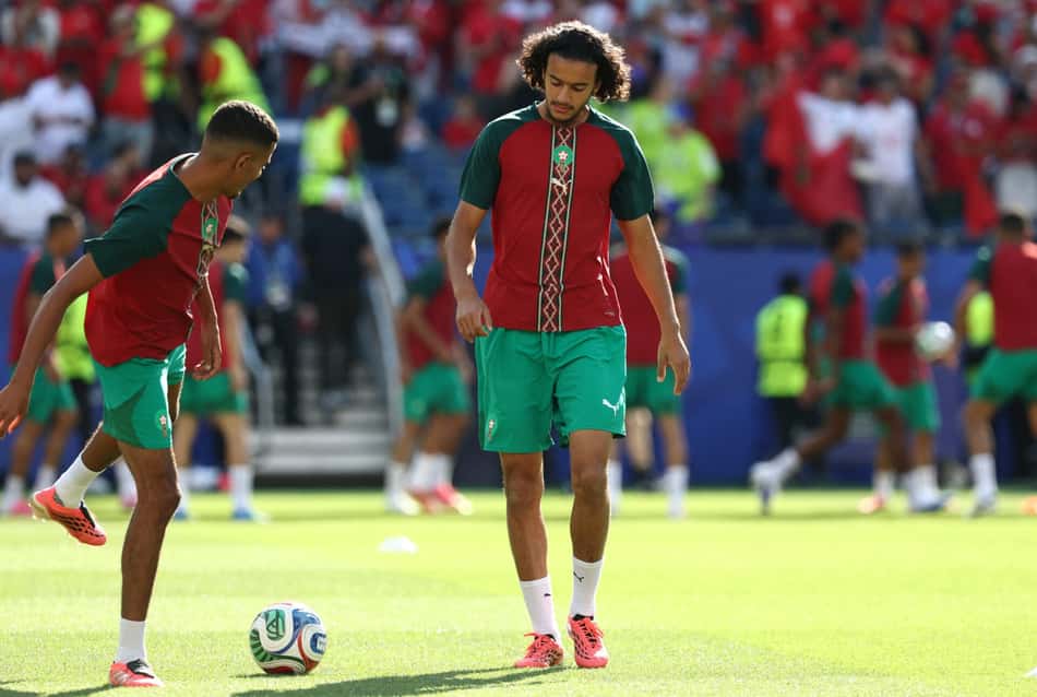 Ayyoub Bouaddi aquecendo antes da segunda rodada da Copa do Mundo contra a Escócia