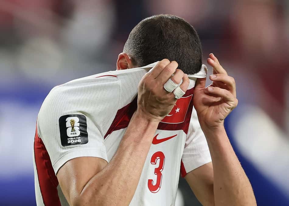O turco Merih Demiral não esconde a tristeza pela derrota para o Paraguai, na Copa do Mundo, e a eliminação (Foto: Richard Heathcote/Getty Images/AFP)