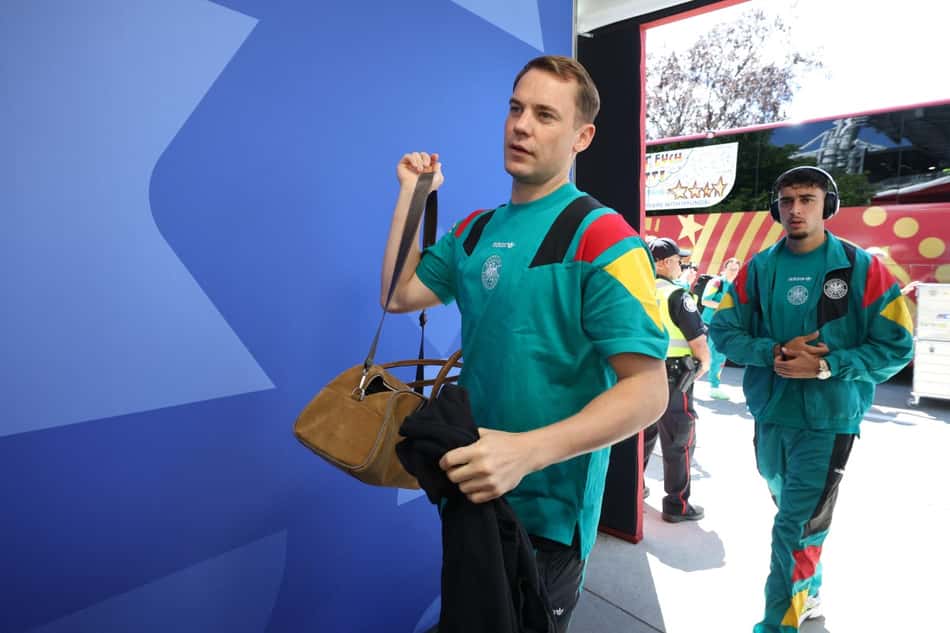 Goleiro Neuer chega para a partida contra a Costa do Marfim, na Copa do Mundo (Foto: Alexander Hassenstein/Getty Images/AFP )