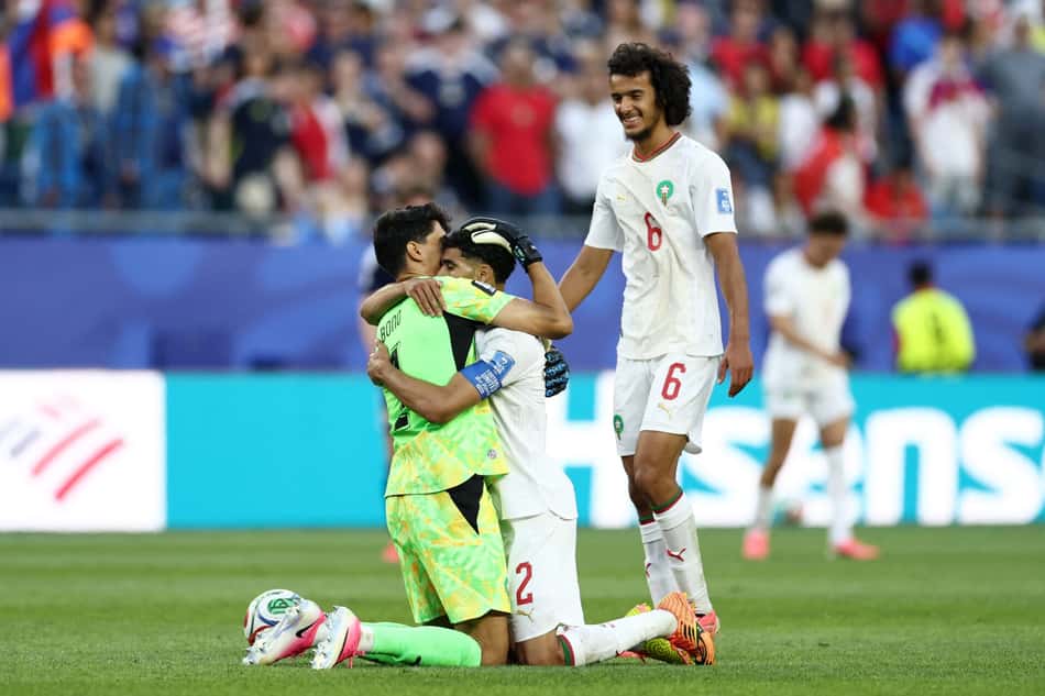 O goleiro Yassine Bounou, zagueiro Achraf Hakimi e o meio-campista  Ayyoub Bouaddi, do Marrocos, comemoram a vitória sobre a Escócia na partida do Grupo C da Copa do Mundo de 2026