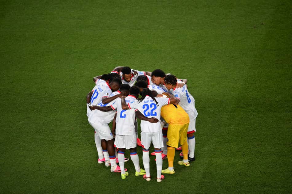 Jogadores do Haiti reunidos antes do jogo contra o Brasil