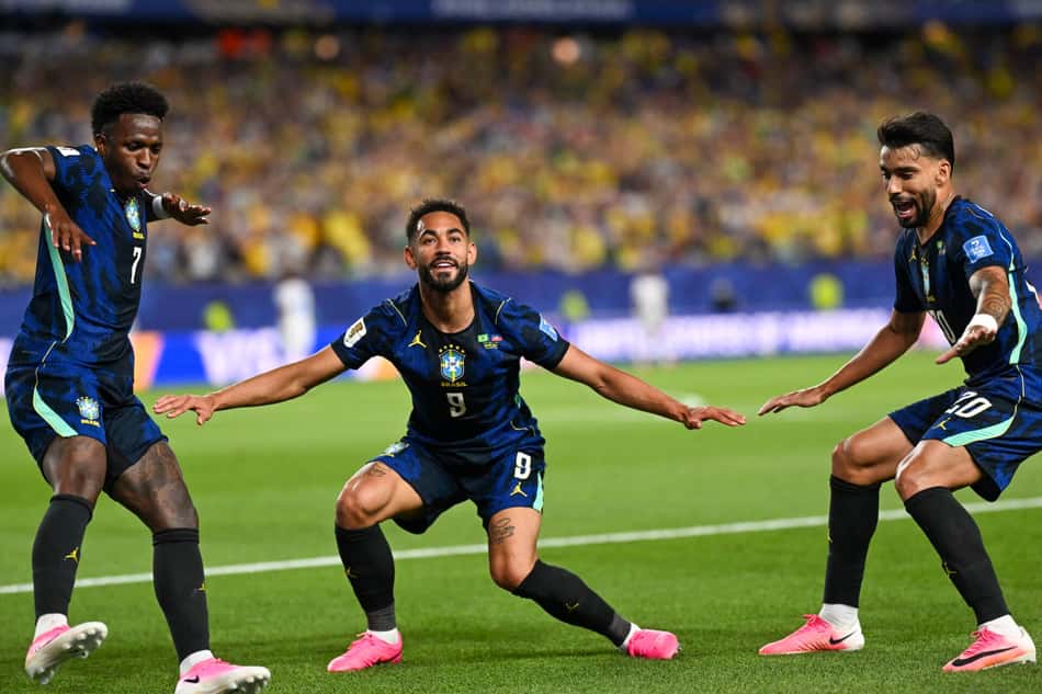 Matheus Cunha, Vini Jr e Lucas Paquetá comemorando o segundo gol do Brasil contra o Haiti (Foto: MAURO PIMENTEL / AFP)