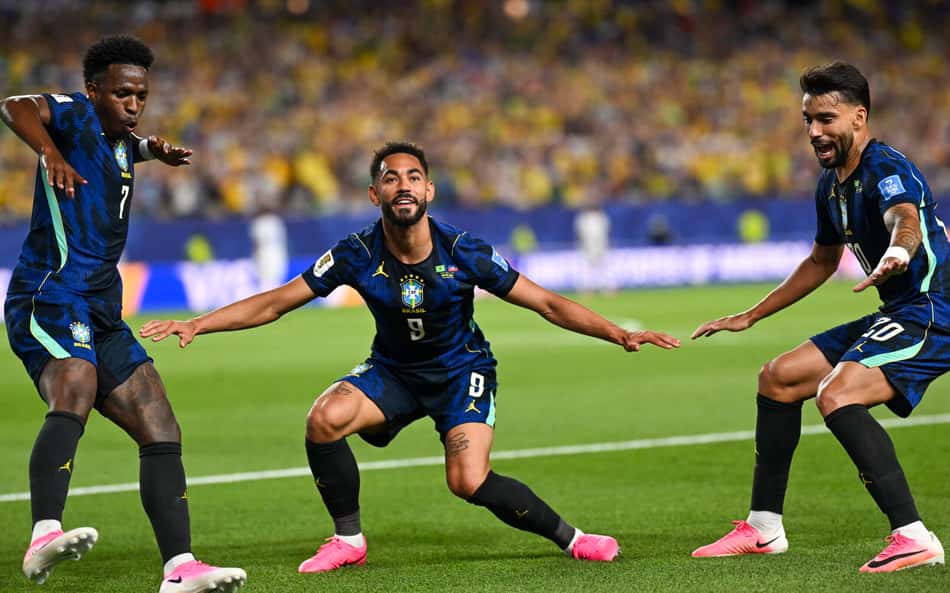 Matheus Cunha, Vini Jr e Lucas Paquetá comemorando o segundo gol do Brasil contra o Haiti (Foto: MAURO PIMENTEL / AFP)