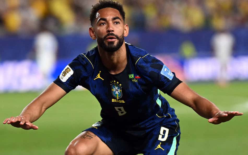 Matheus Cunha comemora surfando o primeiro gol da vitória do Brasil sobre o Haiti por 3 a 0 (Foto: Mauro PIMENTEL / AFP)