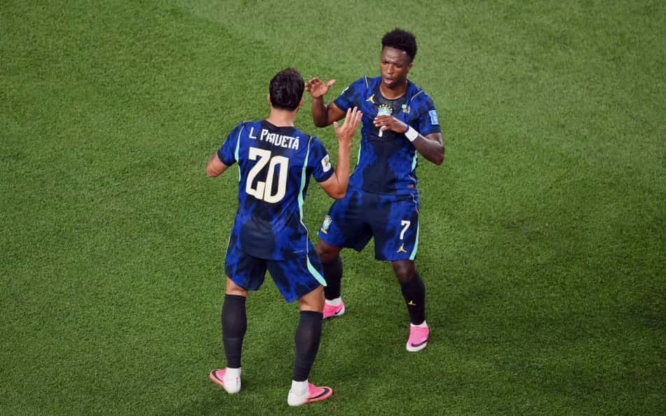 Vinicius Jr. celebrando o gol ao lado de Lucas Paquetá. A partida terminou 3 a 0 para o Brasil