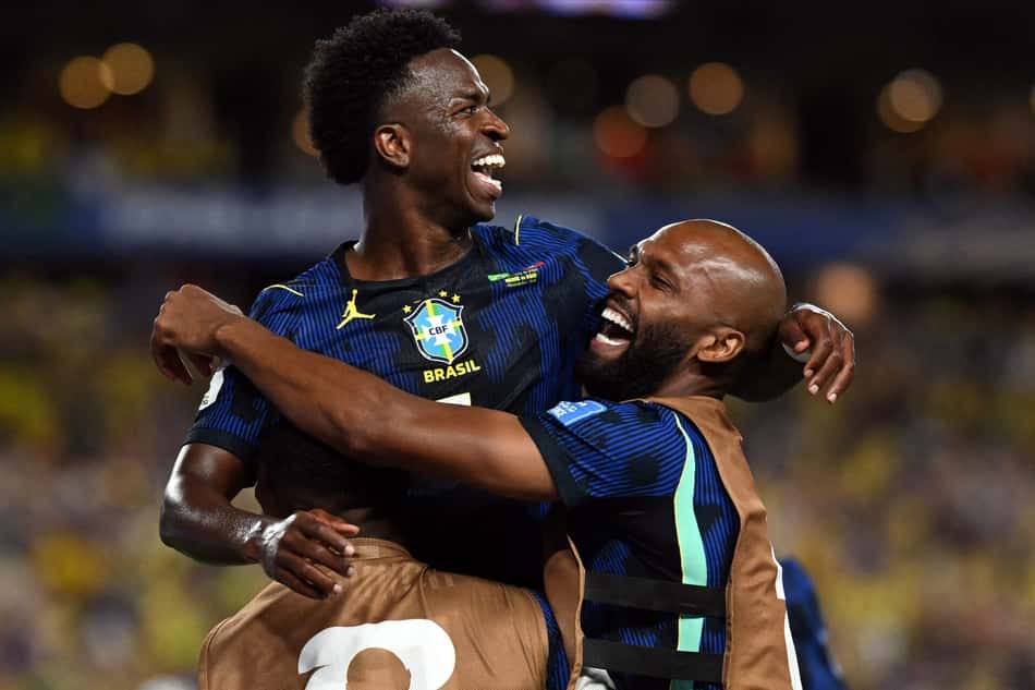 Vinicius Jr. comemorando o gol marcado por ele na vitória contra o Haiti por 3 a 0. Ao lado do camisa 7 se encontra Igor Thiago.