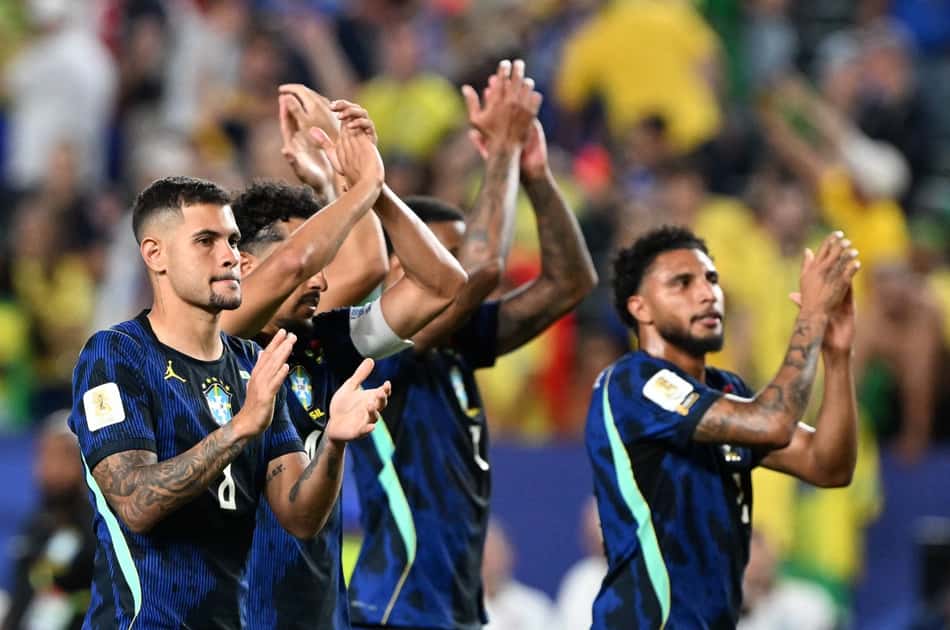 Seleção Brasileira cumprimenta a torcida após a vitória sobre o Haiti na Copa do Mundo (Foto: Roberto Schmidt/ AFP)