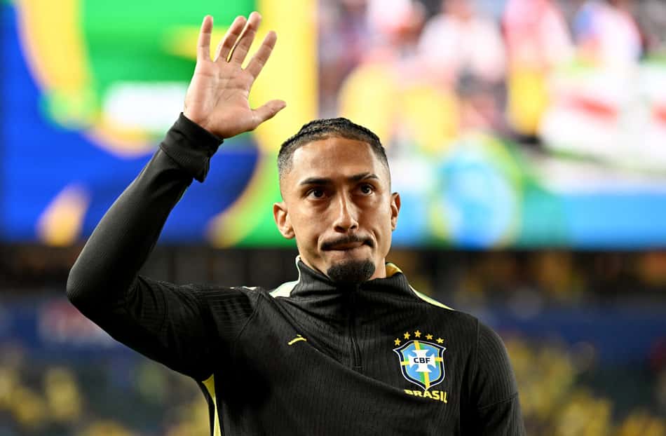 Atacante do Brasil, Raphinha acena para a torcida após a vitória  sobre o Haiti 