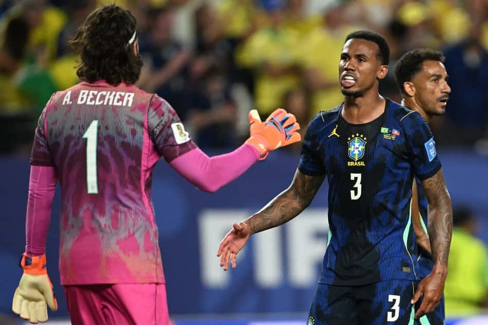 Goleiro Alisson cumprimenta o zagueiro Gabriel Magalhães após a vitória do Brasil sobre o Haiti (Foto: Mauro PIMENTEL / AFP)