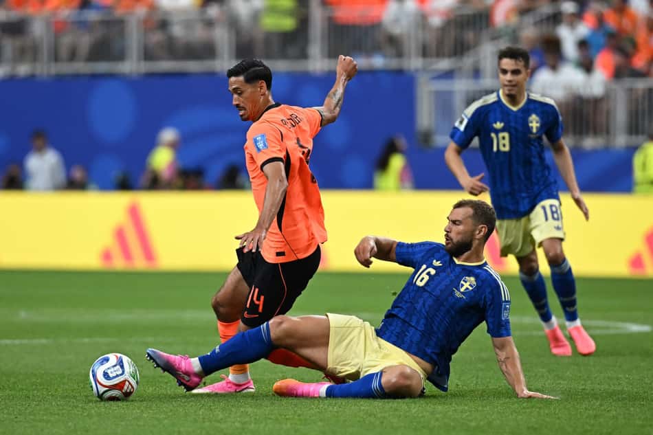 Karlstrom, da Suécia, dá carrinho em Reijnders, da Holanda, em jogo da Copa do Mundo (Foto: PAUL ELLIS / AFP)