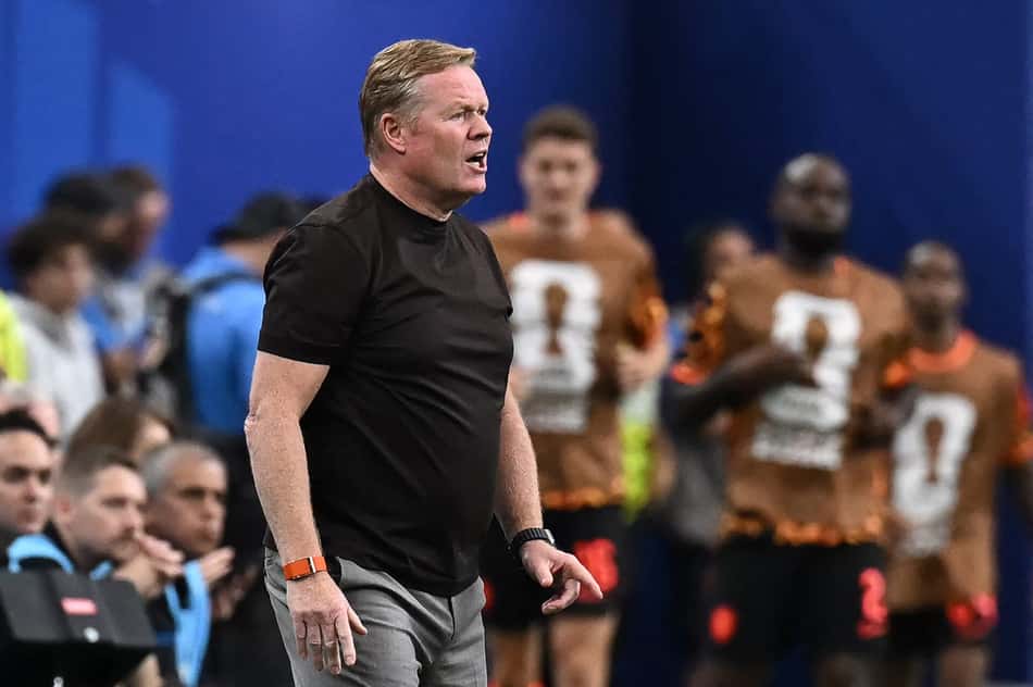 Ronald Koeman orienta jogadores da Holanda à beira do gramado na Copa do Mundo (Foto: PAUL ELLIS / AFP)