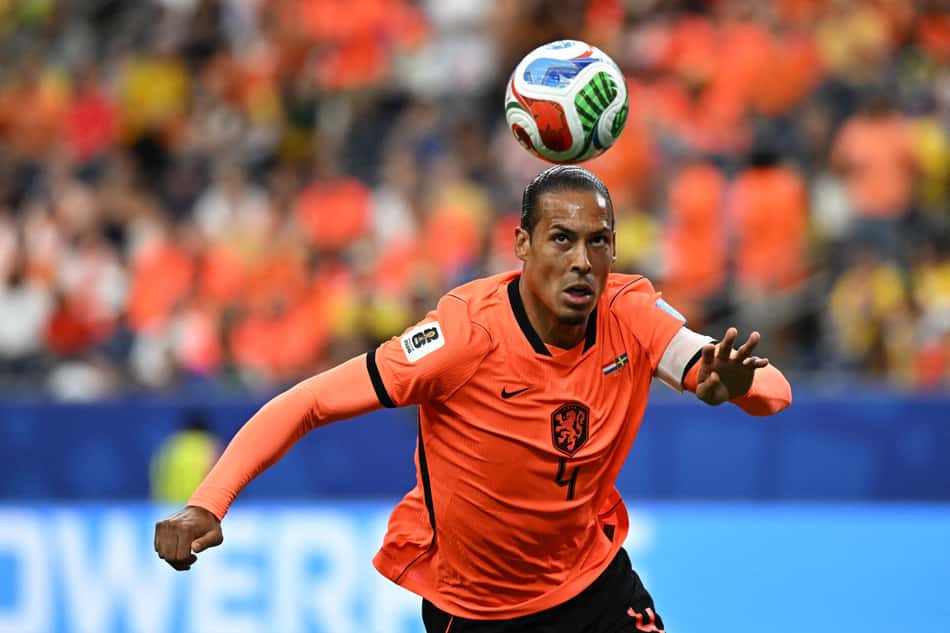 Virgil van Dijk sofreu com críticas em lance aéreo, mas segue como peça central da defesa (Foto: Paul Ellis/AFP)