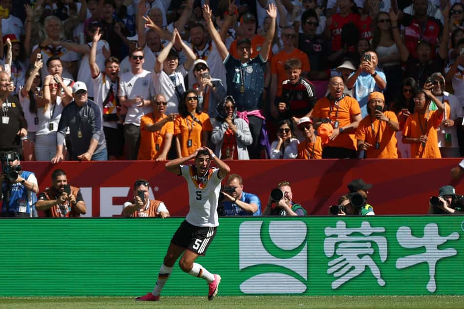 Pavlovic, volante da Alemanha, se desespera após ter um gol anulado pela arbitragem