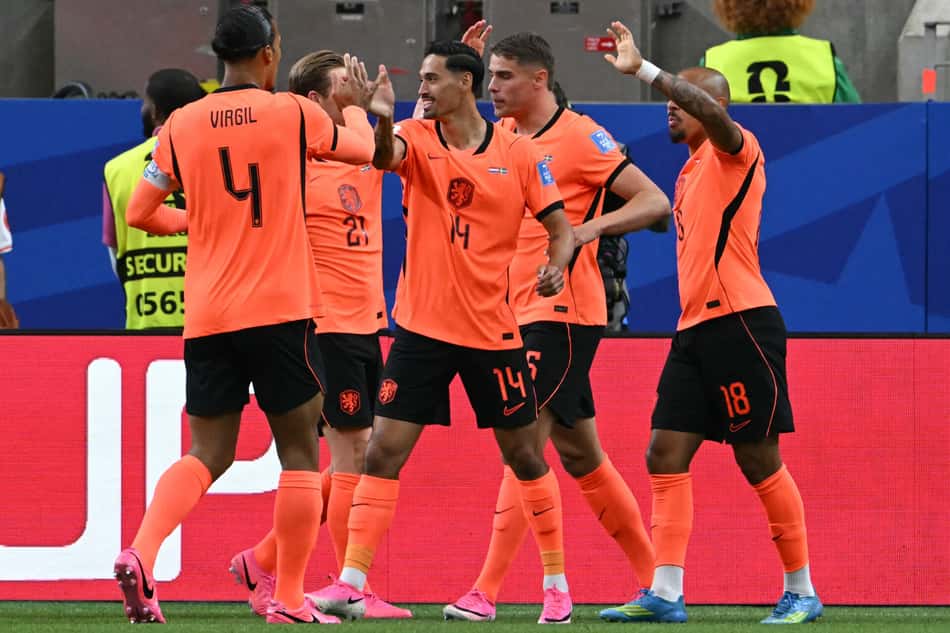 Jogadores da Holanda comemoram gol marcado na goleada contra a Suécia na Copa do Mundo 