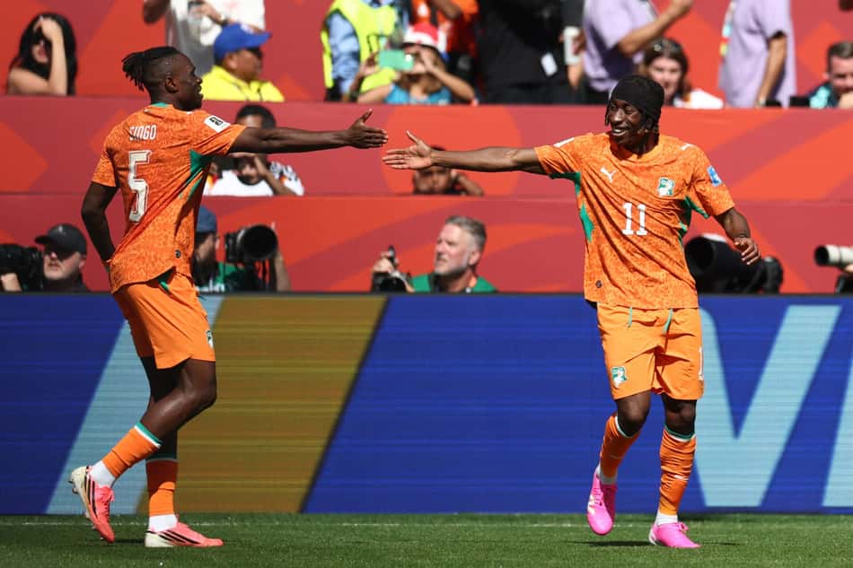 Singo e Diomandé comemoram o gol da Costa do Marfim na derrota para a Alemanha