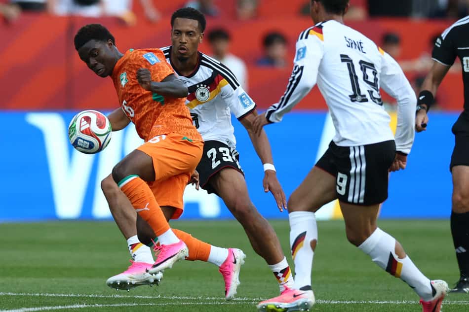 Seko Fofana, daCosta do Marfim sendo marcado pelo alemão Felix Nmecha na Copa do Mundo de 2026