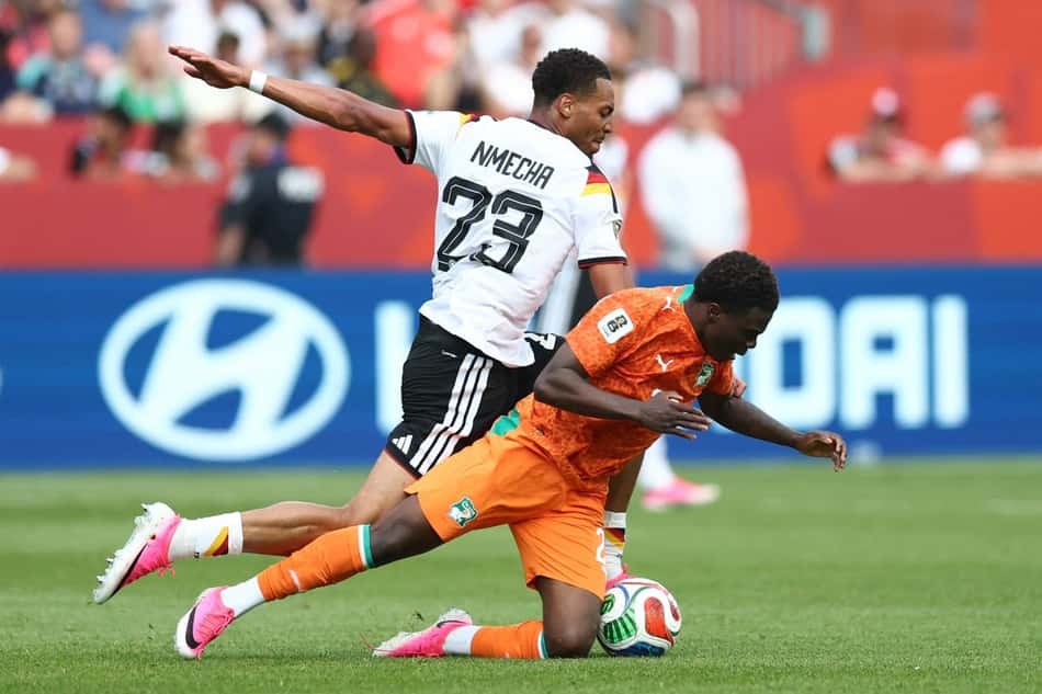 Meia alemão Felix Nmecha disputa a bola com Seko Fofana, da Costa do Marfim (Foto: Cole Burston / AFP)
