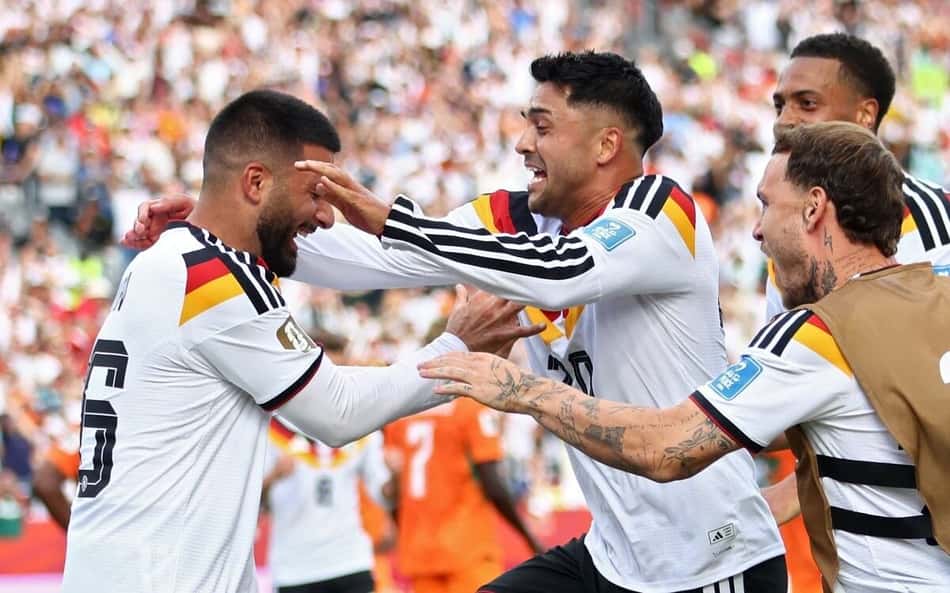 O atacante da Alemanha Undav (e) é festejado ao marcar o gol da virada sobre a Costa do Marfim na Copa do Mundo (Foto: Cole Burston / AFP)