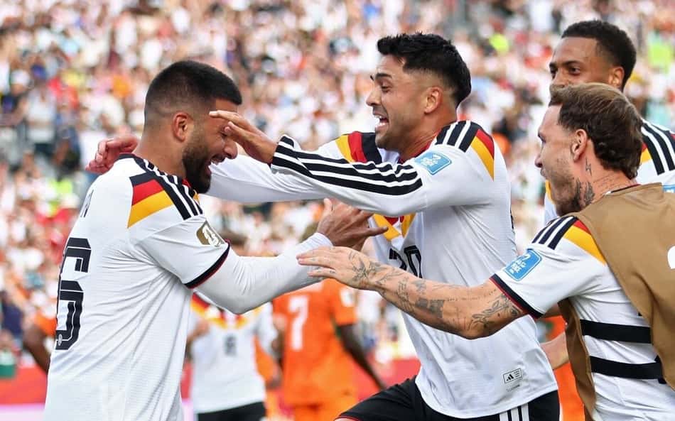 O atacante da Alemanha Undav (e) é festejado ao marcar o gol da virada sobre a Costa do Marfim na Copa do Mundo (Foto: Cole Burston / AFP)