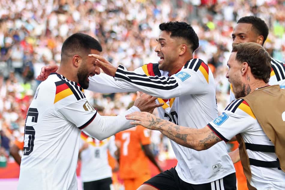 O atacante alemão Undav (e) é festejado ao marcar o gol da virada sobre a Costa do Marfim na Copa do Mundo (Foto: Cole Burston / AFP)