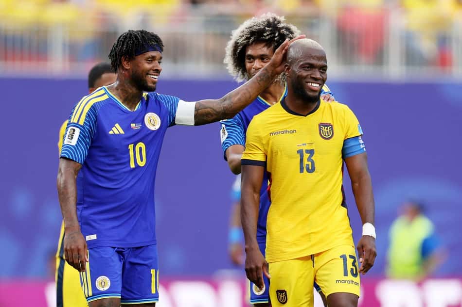 Enner Valencia, camisa 13 do Equador, é cumprimentado por jogador de Curaçao
