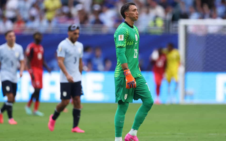 Muslera pede perdão por fiascos na Copa e desabafa: 'Nunca sofri tanto'