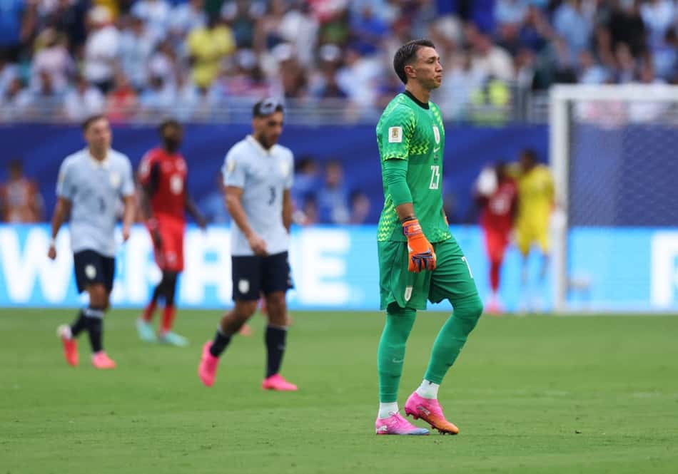 Muslera virou alvo de críticas em Uruguai e Cabo Verde na Copa do Mundo. (Foto: Lars Baron / GETTY IMAGES NORTH AMERICA / Getty Images via AFP)