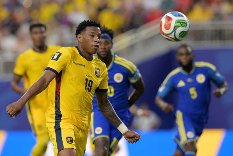 Atacante do Flamengo saiu chorando após empata entre Equador e Curaçao (Foto: JUAN MABROMATA / AFP)
