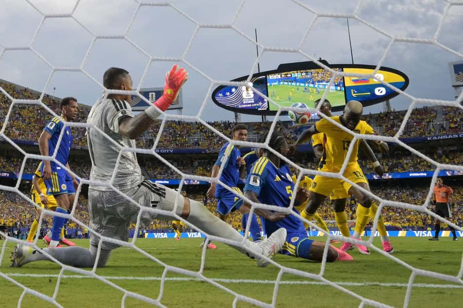 Eloy Room em uma das defesas neste sábado, no empate de Curaçao com o Equador (Foto: JUAN MABROMATA / AFP)
