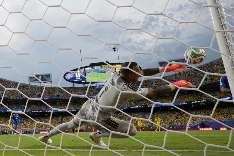 Eloy Room em uma das defesas no empate heróico de Curaçao (Foto: JUAN MABROMATA / AFP)