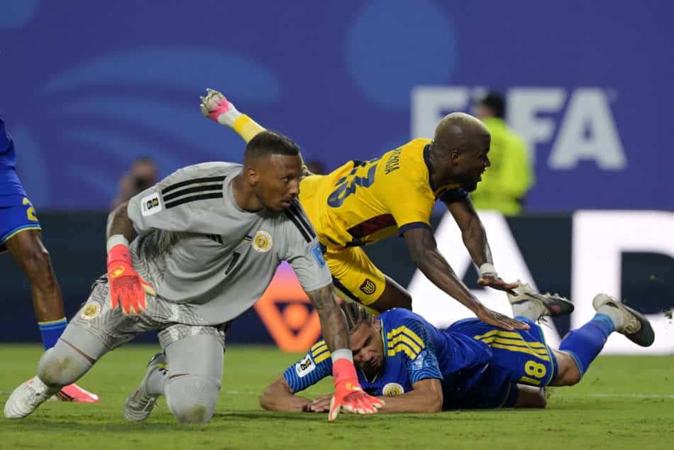 O goleiro Eloy Room, de Curaçao, em dividida com o Enner Valencia, do Equador (Foto: JUAN MABROMATA / AFP)