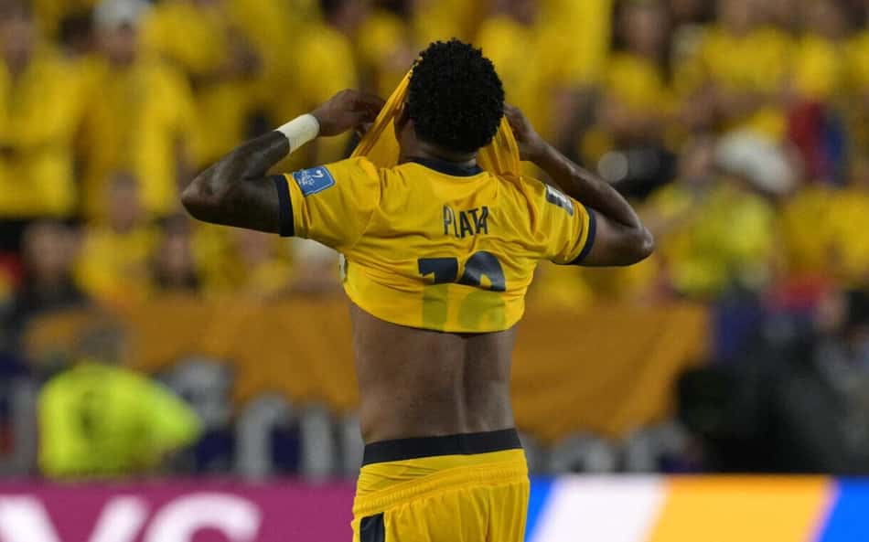 Mãe de Plata, do Flamengo, republica vídeo detonando Valencia: 'Pior atacante que já vi'