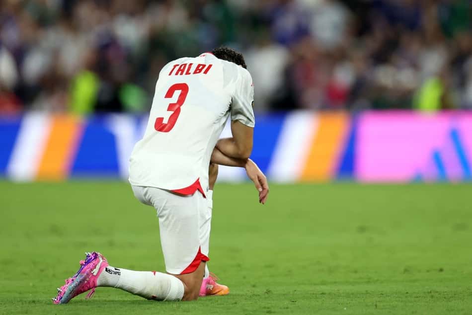 A frustração do zagueiro tunisiano Montassar Talbi após a goleada (4 a 0) para o Japão. (Foto:Julio Cesar AGUILAR / AFP)