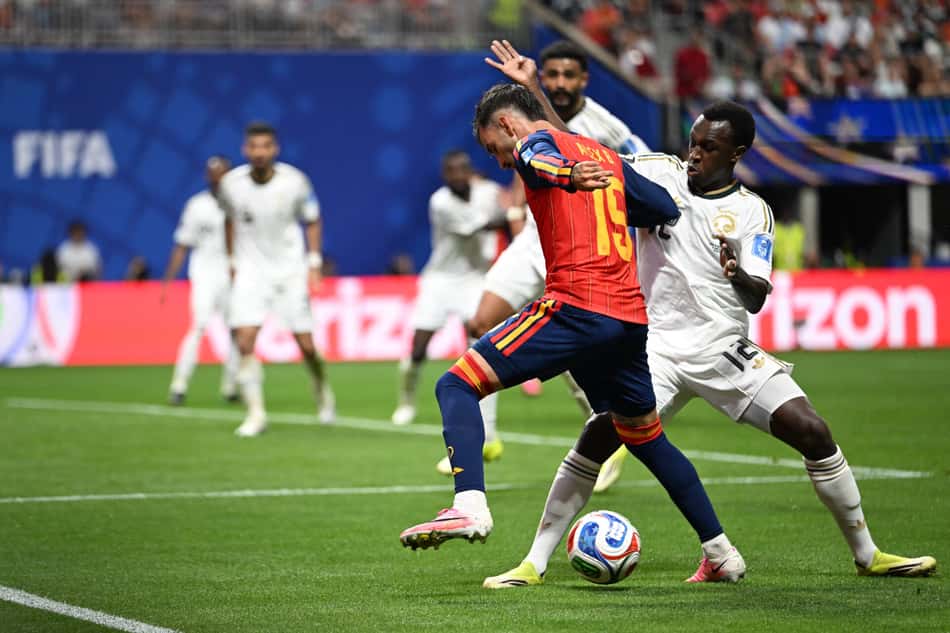Álex Baena foi titular da Espanha na vitória sobre a Arábia Saudita (Foto: Roberto Schmidt/ AFP)