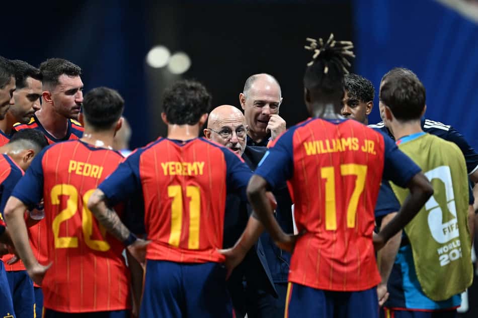 Luis de la Fuente instruindo a seleção da Espanha (Foto: Roberto Schmidt/ AFP)