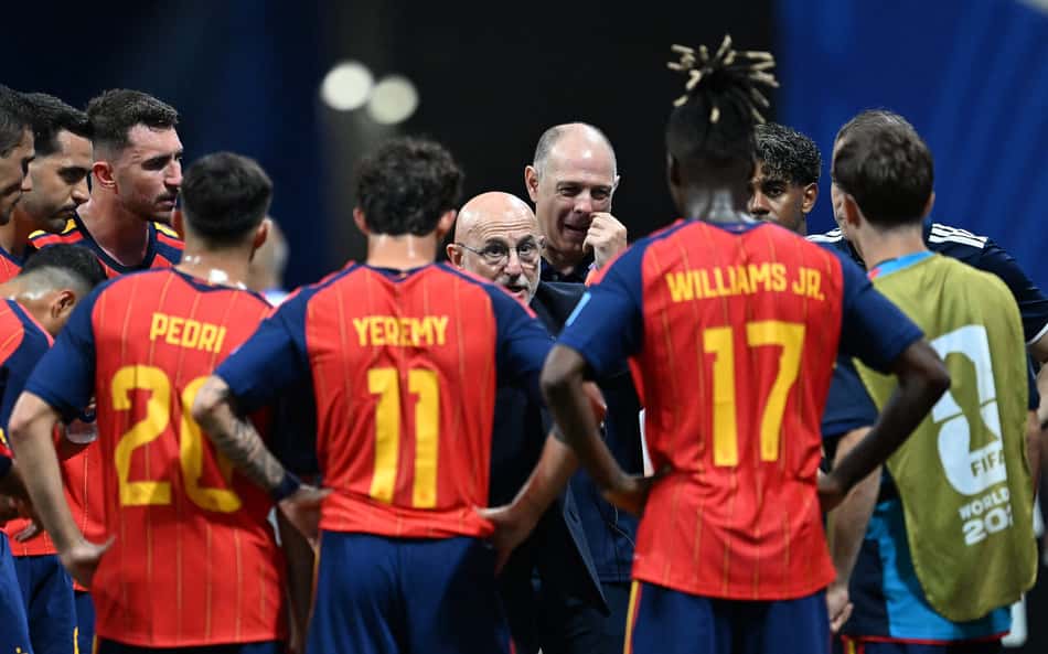 Luis de la Fuente instruindo a seleção da Espanha (Foto: Roberto Schmidt/ AFP)